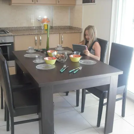 Mirage G 1 - Beautiful 2 Bedroomed Ground Floor Apartment Of Approx 1000 Sq Ft Lägenhet *